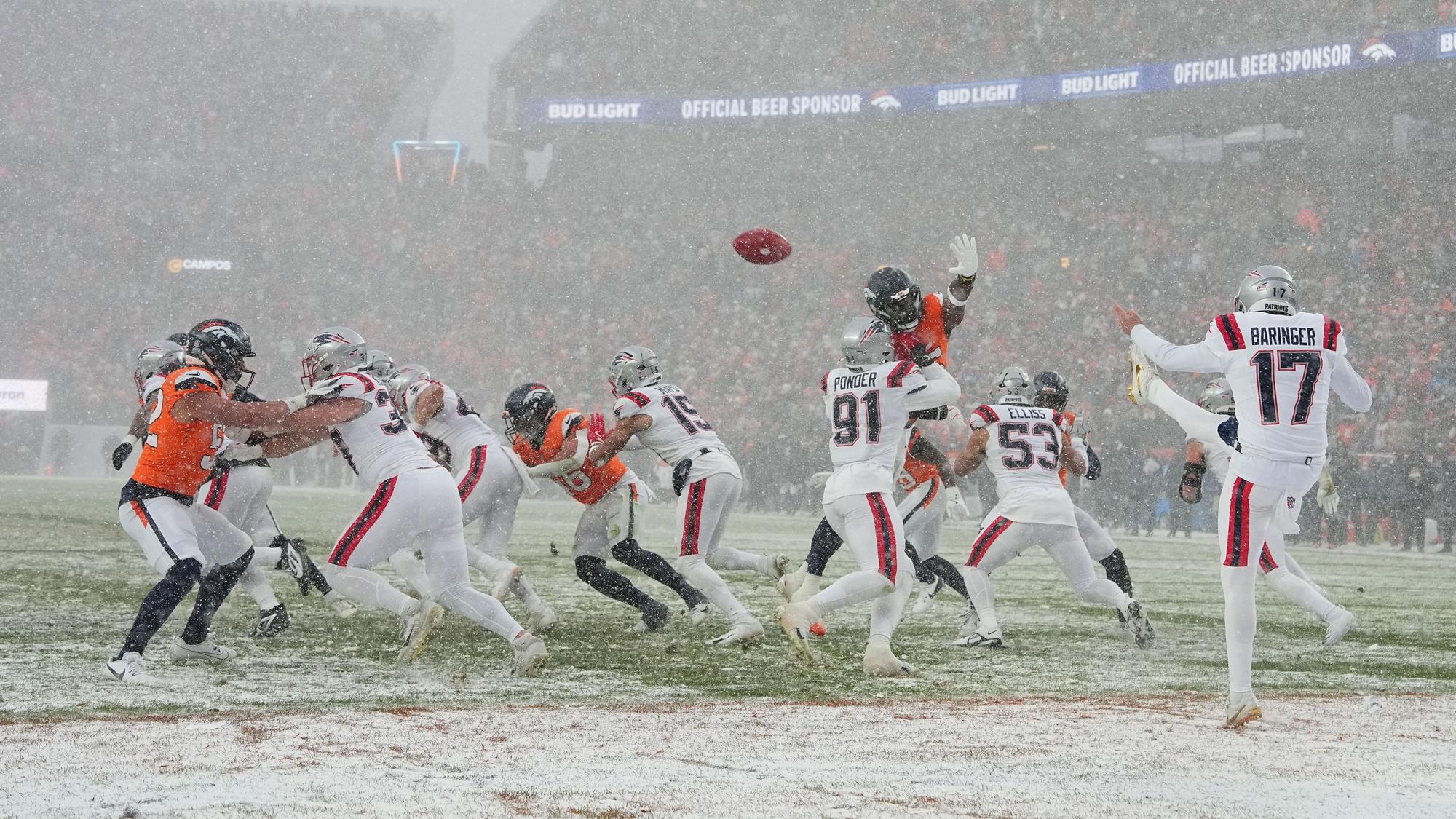 Spielszene aus der NFL im Spiel der Denver Broncos gegen die New England Patriots.