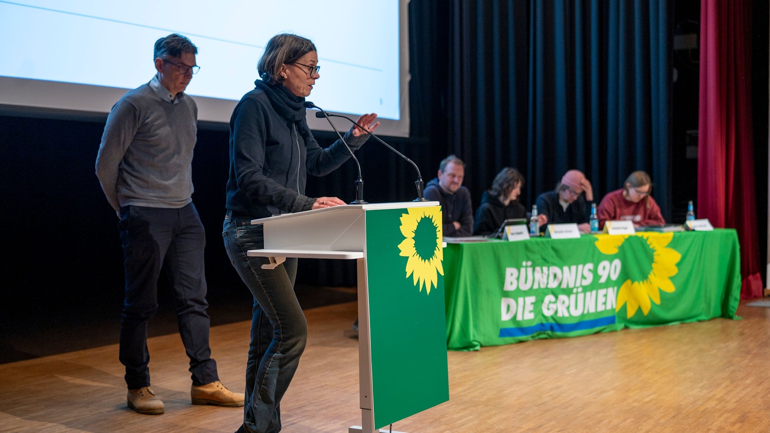 Fraktionschefin Christiane Martin steht bei der Kreismitgliederversammlung der Grünen am Rednerpult.