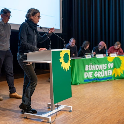 Fraktionschefin Christiane Martin steht bei der Kreismitgliederversammlung der Grünen am Rednerpult.