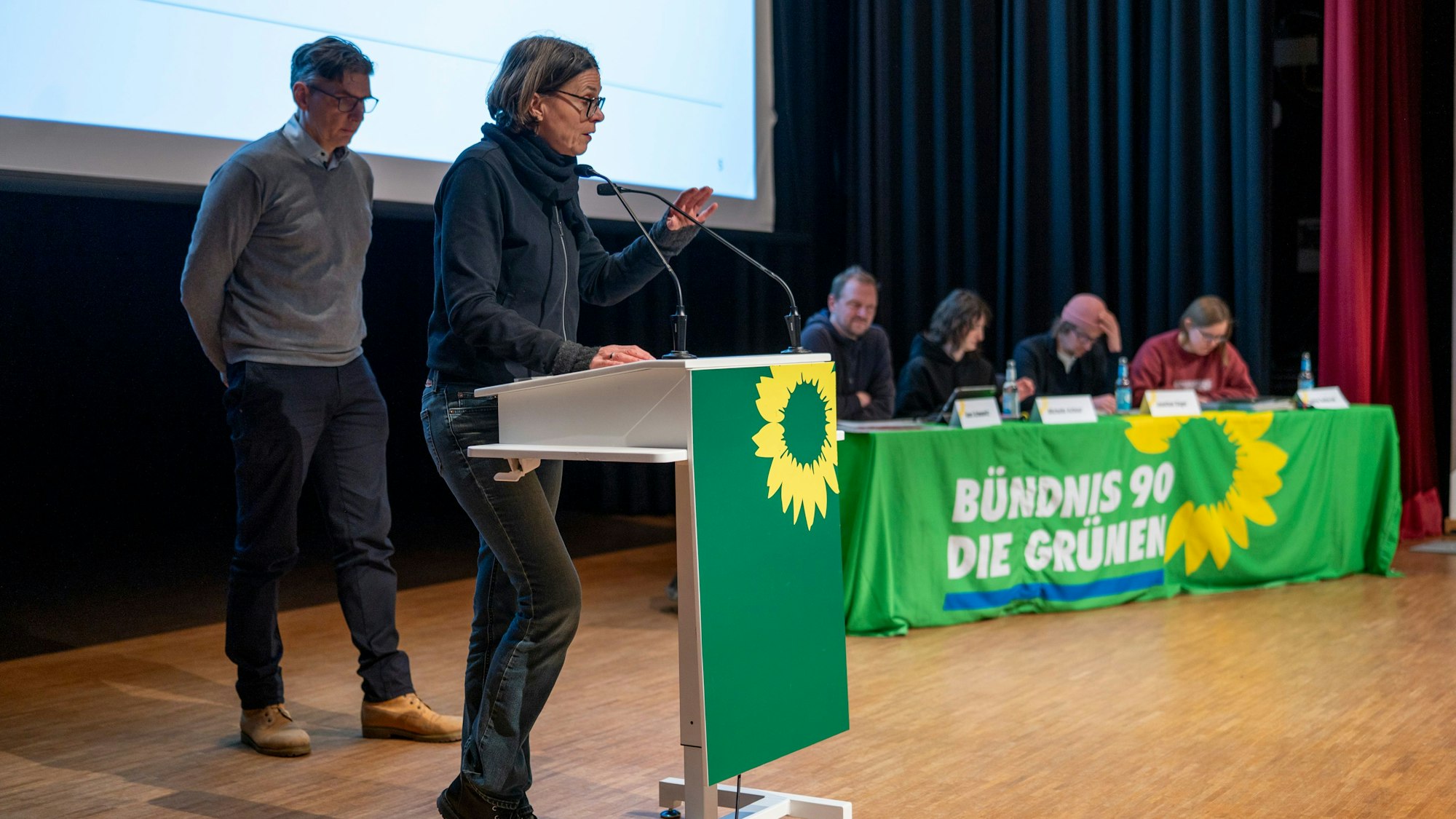 Fraktionschefin Christiane Martin steht bei der Kreismitgliederversammlung der Grünen am Rednerpult.