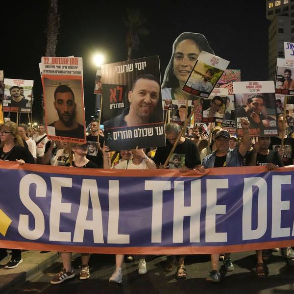 Das Bild zeigt Menschen, die vor der US-Botschaft in Tel Aviv für ein Ende des Krieges und die sofortige Freilassung der von der Hamas im Gazastreifen festgehaltenen Geiseln sowie gegen die Regierung von Premierminister Netanjahu protestieren. (Archivbild)