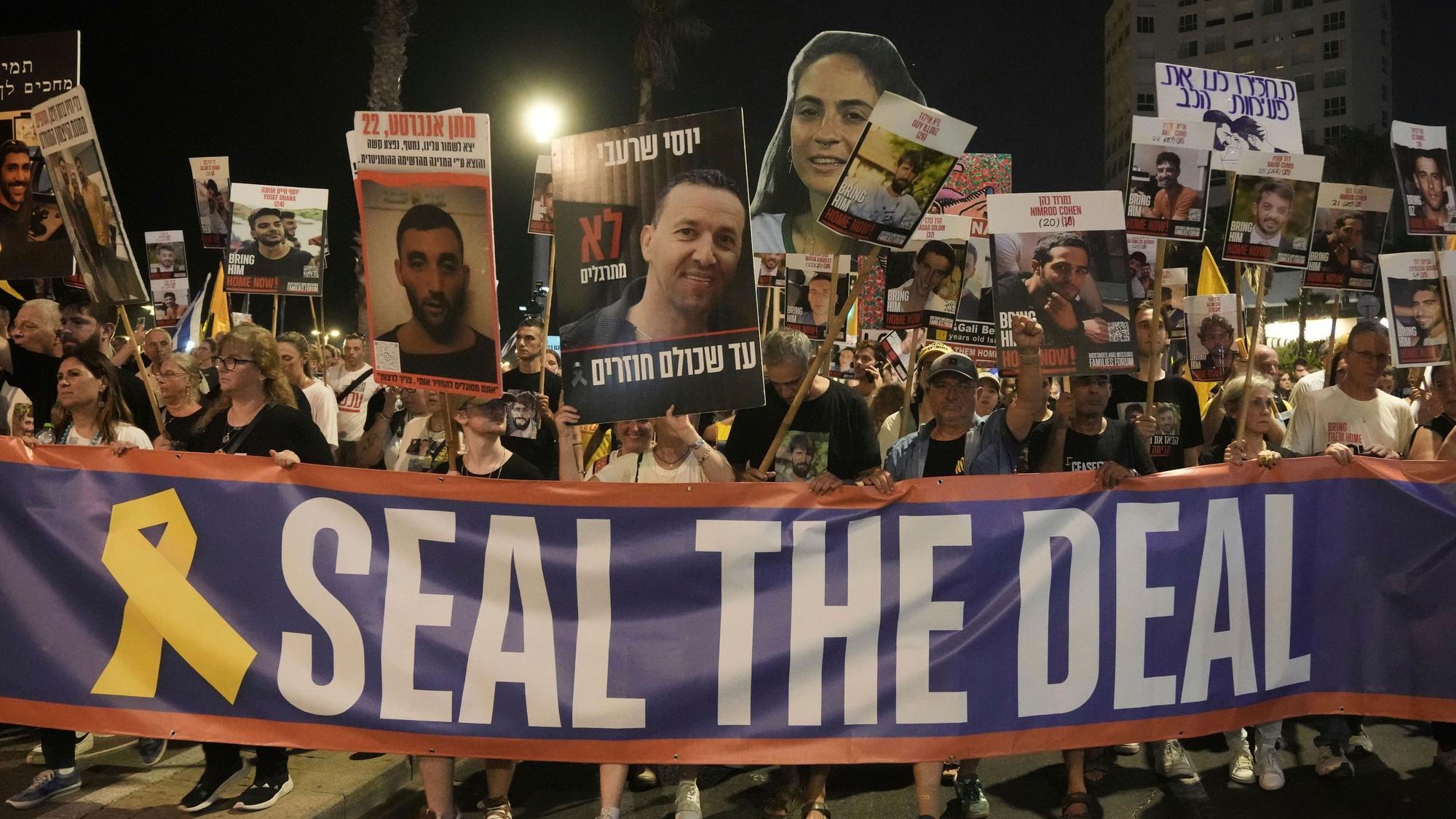Das Bild zeigt Menschen, die vor der US-Botschaft in Tel Aviv für ein Ende des Krieges und die sofortige Freilassung der von der Hamas im Gazastreifen festgehaltenen Geiseln sowie gegen die Regierung von Premierminister Netanjahu protestieren. (Archivbild)
