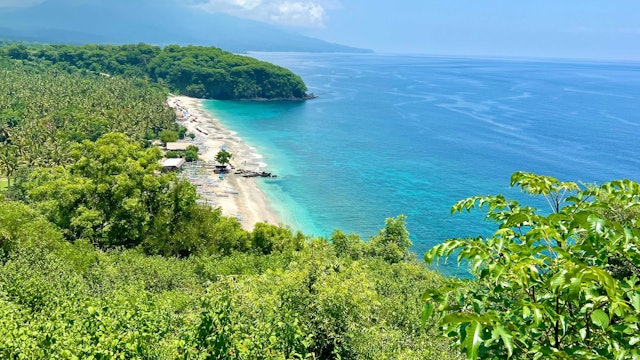 Blick auf Virgin Beach, einen weißen Sandstrand nahe Candidasa auf Bali.