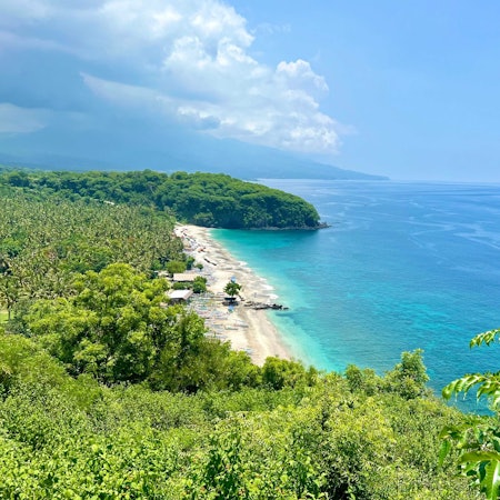 Blick auf Virgin Beach, einen weißen Sandstrand nahe Candidasa auf Bali.