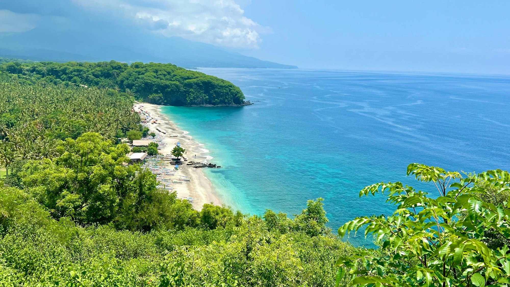 Blick auf Virgin Beach, einen weißen Sandstrand nahe Candidasa auf Bali.
