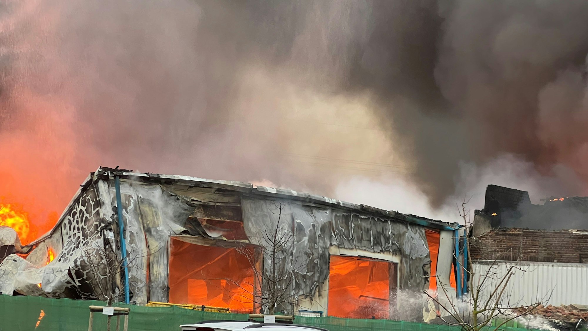 Das Bild zeigt eine brennende Lagerhalle.