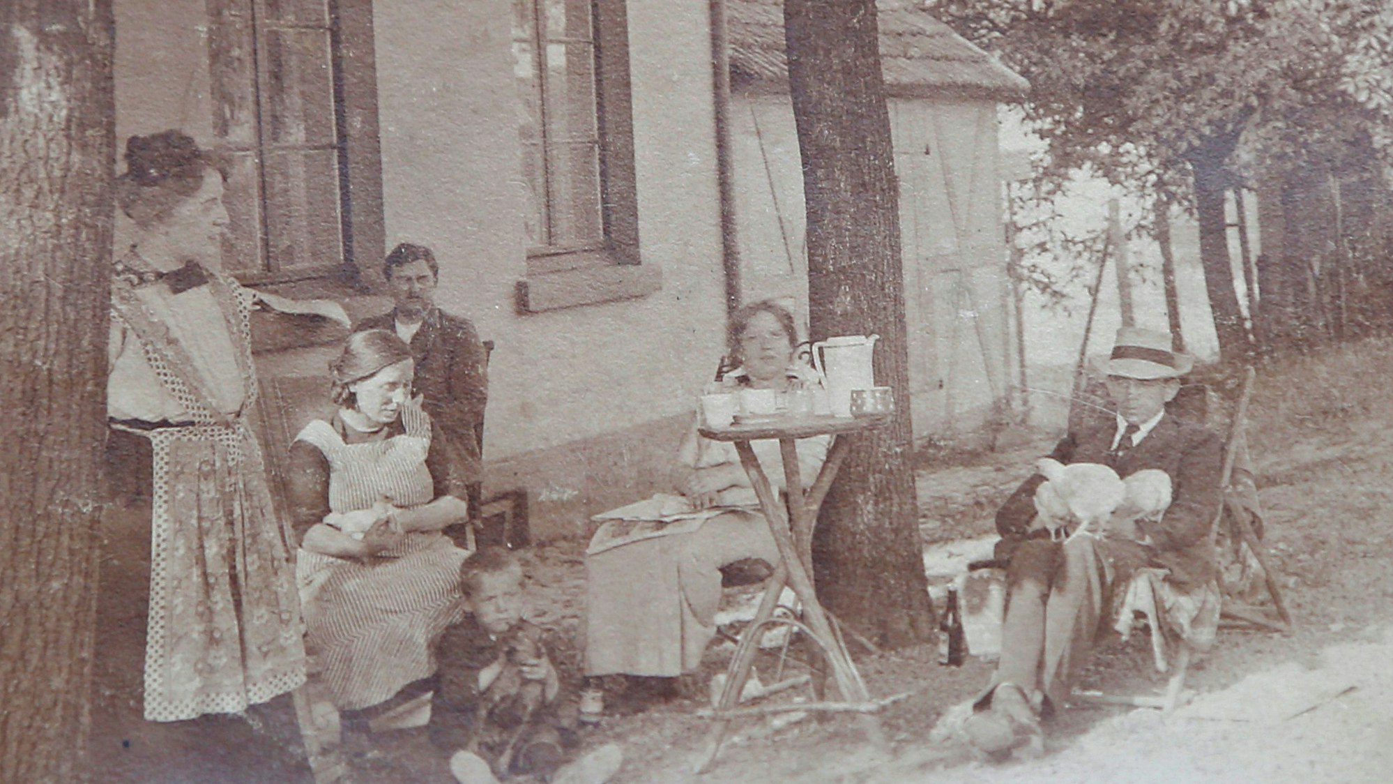 Private Familienfotos zeigen Willi Ostermann mit seiner Familie im Garten.