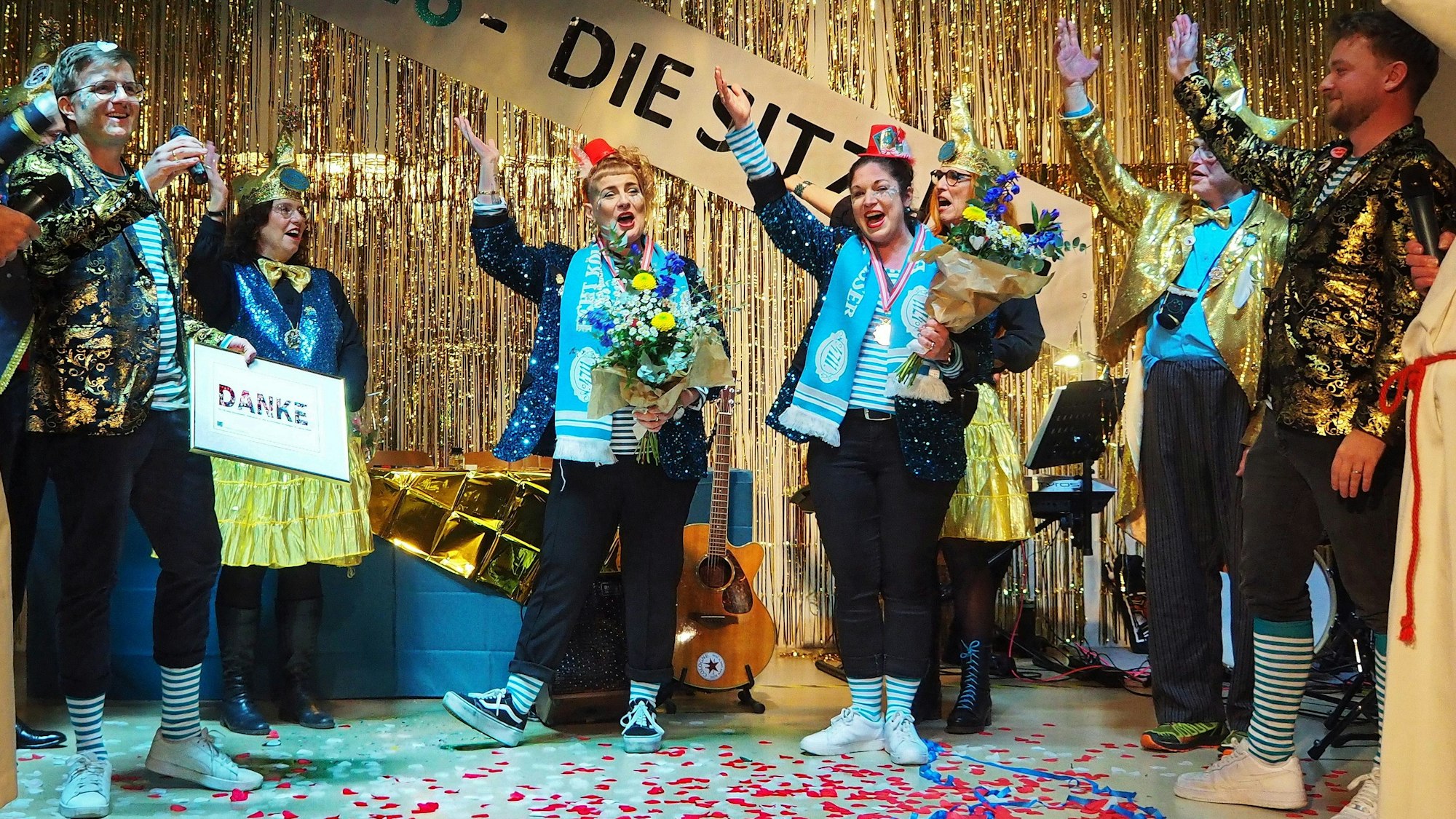 Maike Baumberger (3. von links) und Bianca Minderop (4. von links) haben 18 Jahre als Literatinnen „Die Sitzung“ in St. Severin organisiert. Jetzt geben sie ihr Ehrenamt an Ole Gerber (links) und Jannik Schumacher (rechts) ab.