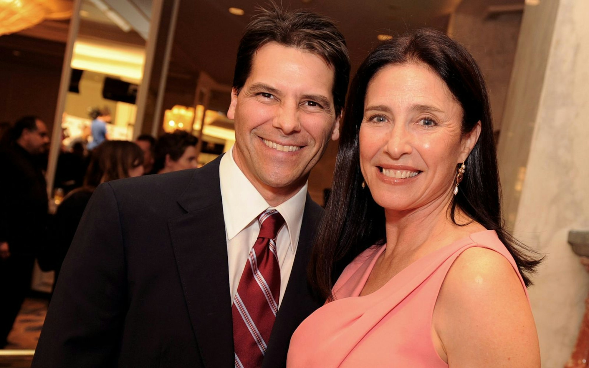 Mimi Rogers ist seit 2003 mit dem Filmproduzenten Chris Ciaffa verheiratet, mit dem sie zwei Kinder hat. (Bild: 2011 Getty Images/Kevin Winter)