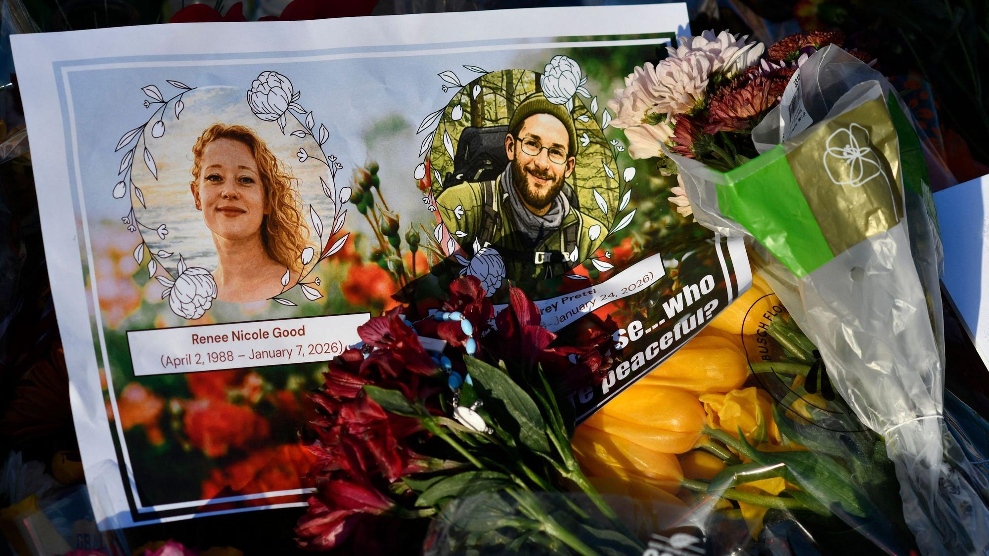 Ein Kärtchen mit Bildern von Renée Good und Alex Pretti liegt zwischen Blumen und anderen Erinnerungsstücken an einem Mahnmal in Minneapolis. Am 24. Januar hatten Bundesagenten Alex Pretti, einen 37-jährigen Intensivpfleger, auf einer vereisten Straße in Minneapolis bei einem Zusammenstoß erschossen, nur wenige Wochen nachdem ein Einwanderungsbeamter ebenfalls eine 37-jährige Frau, Renée Good, in ihrem Auto getötet hatte.