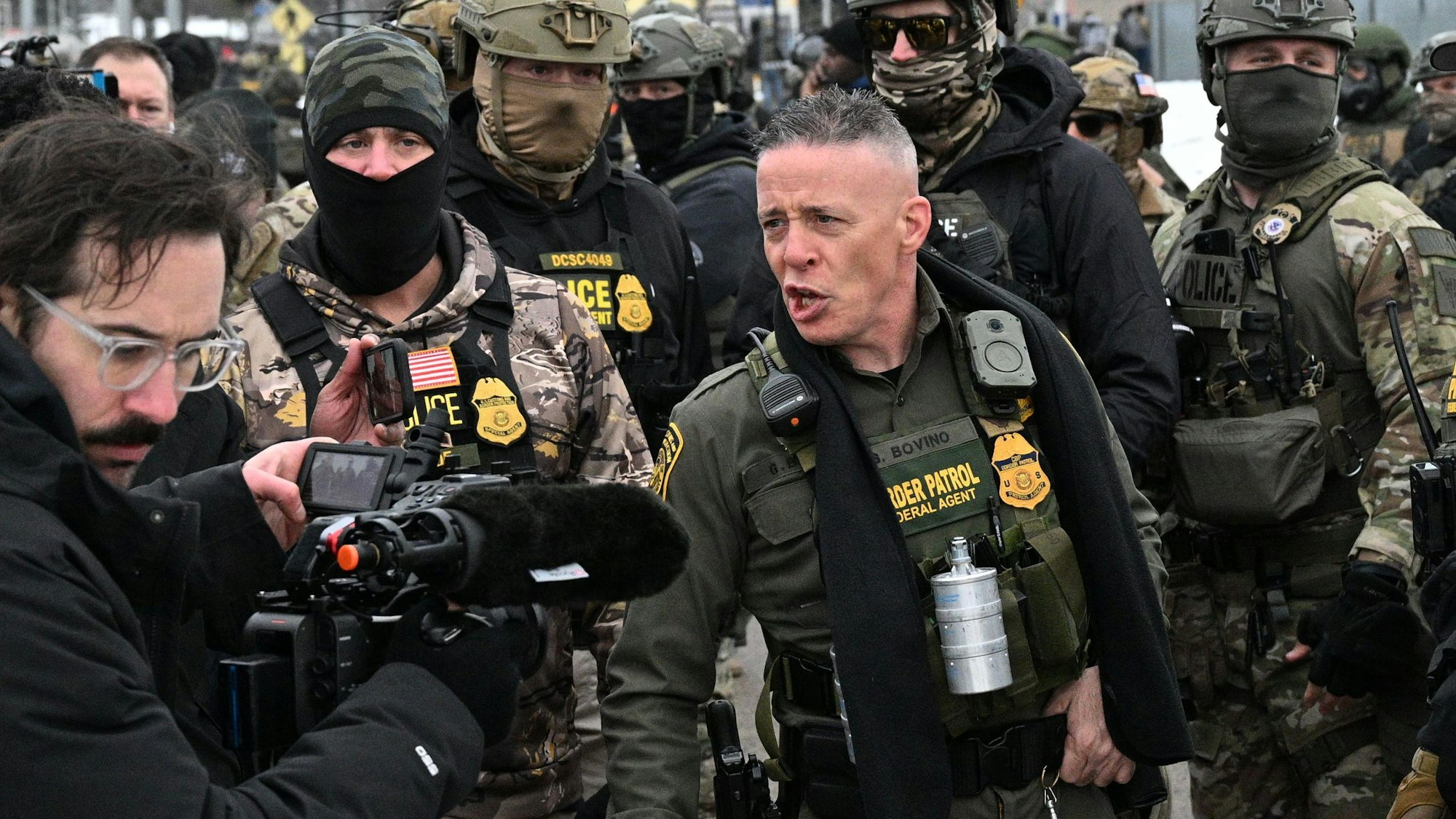 das Bild zeigt US-Grenzschutz Commander Gregory Bovino während seines Eintreffens vor dem Bishop Henry Whipple Federal Building. Foto: Tom Baker/AP/dpa