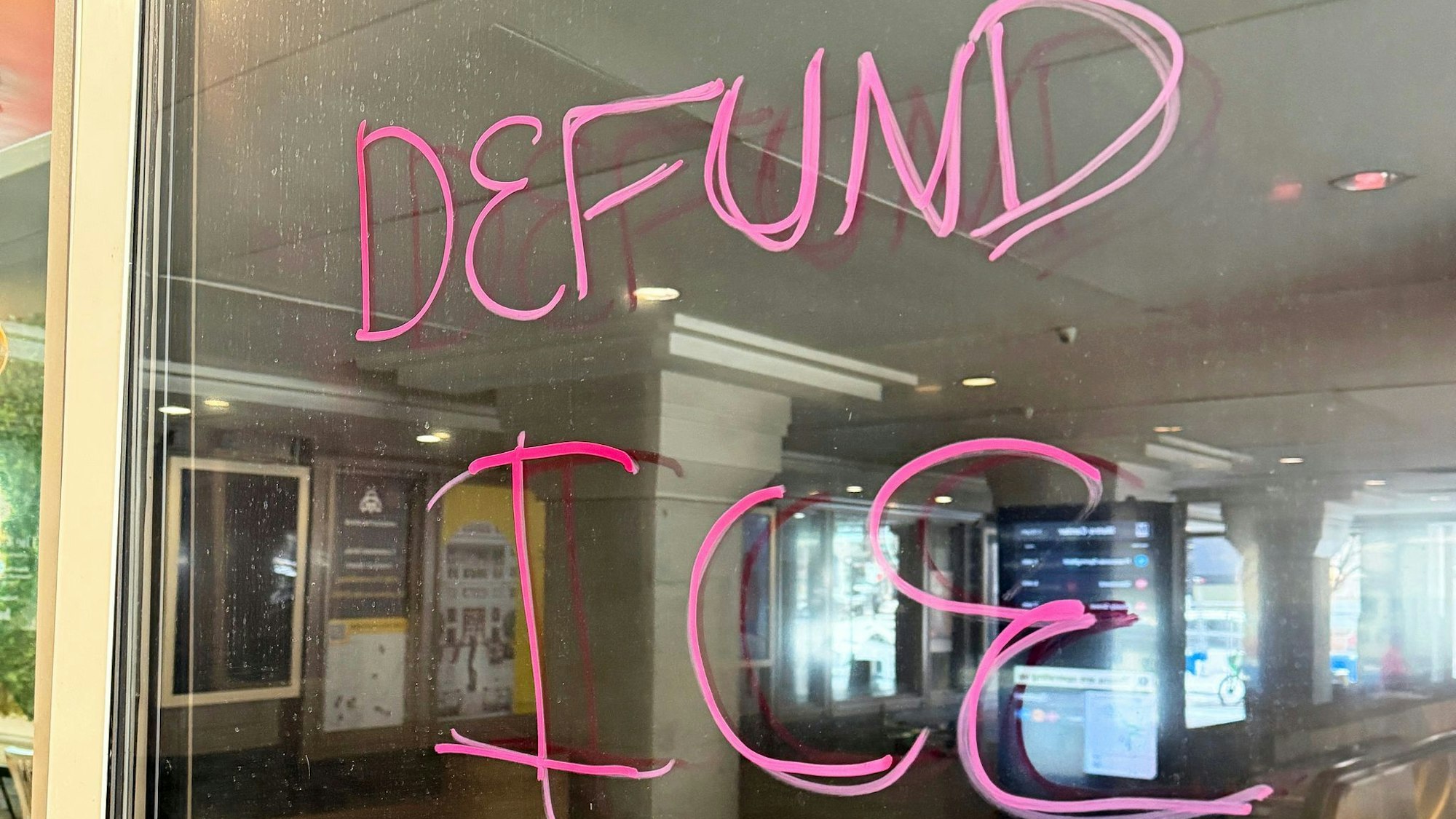 Die umstrittene Einwanderungsbehörde ICE steht im Zentrum der Kritik.