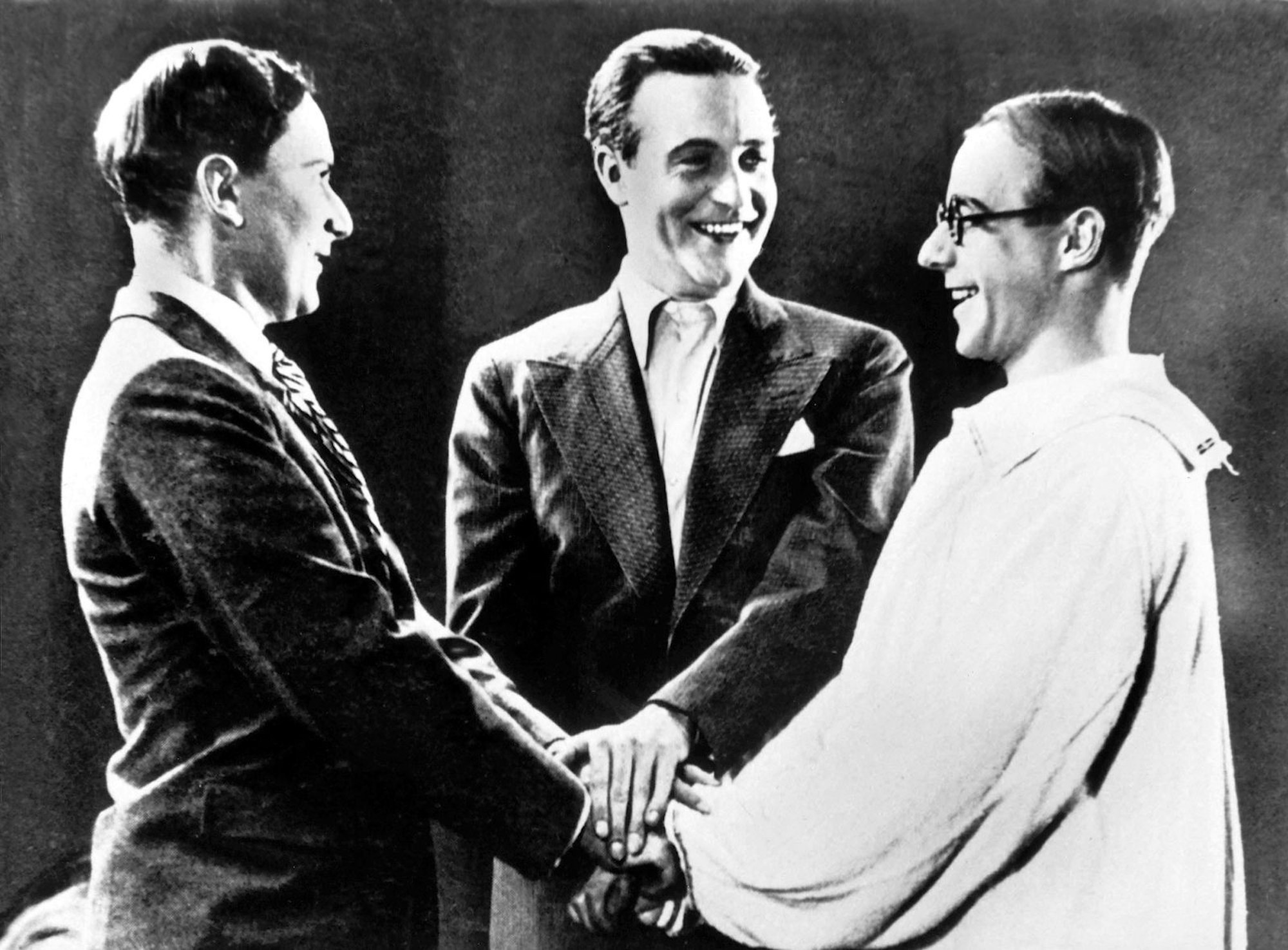 Eine seiner populärsten Rollen: In „Die drei von der Tankstelle“ (1930) spielte Willy Fritsch (Mitte) an der Seiter von Heinz Rühmann (rechts) und Oskar Karlweis. (Bild: ARD / Degeto)