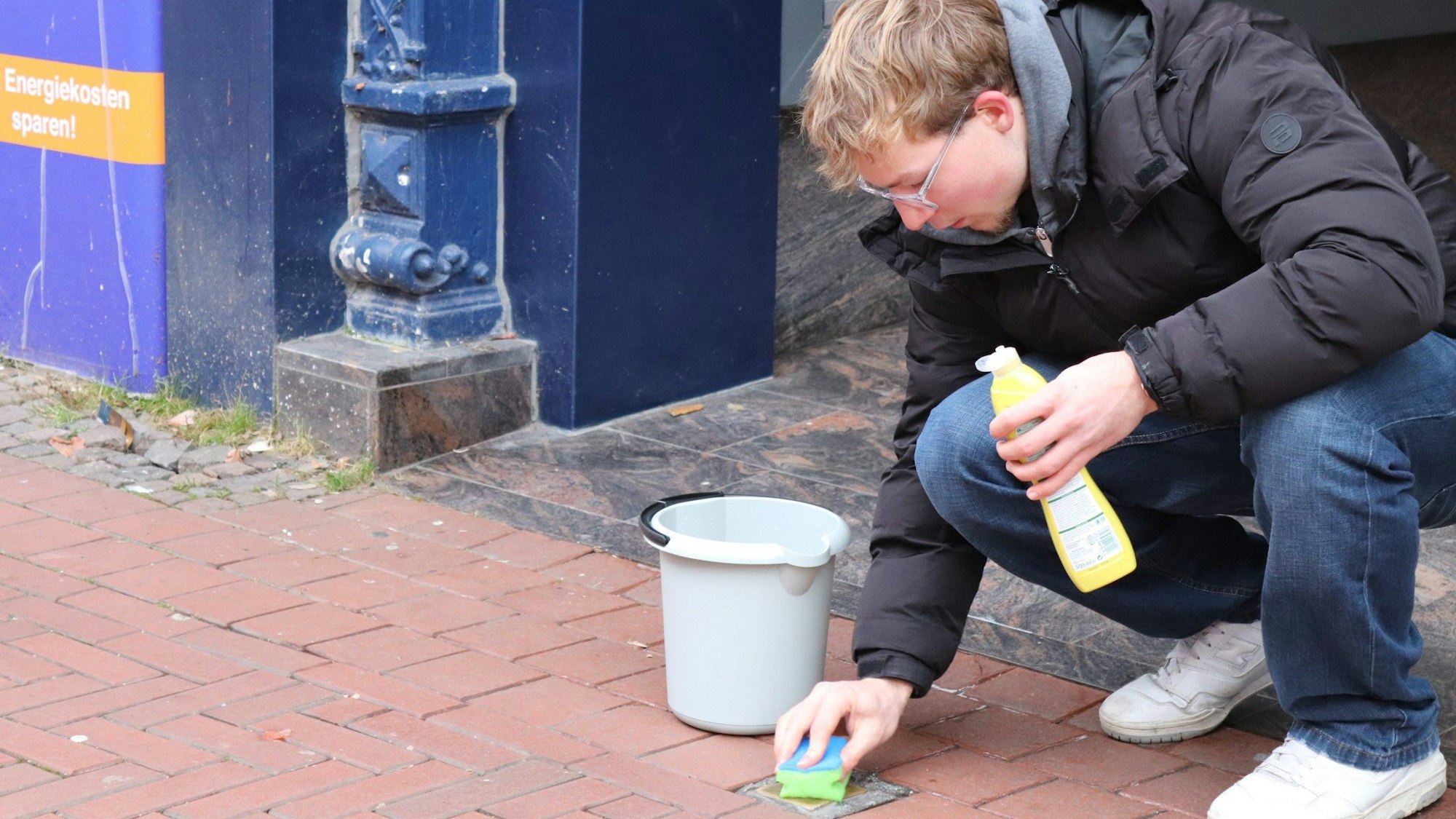 Am Holocaust-Gedenktag putzen Schüler des Landrat-Lucas-Gymnasiums Stolpersteine in Opladen, hier Mika Itzwerth.