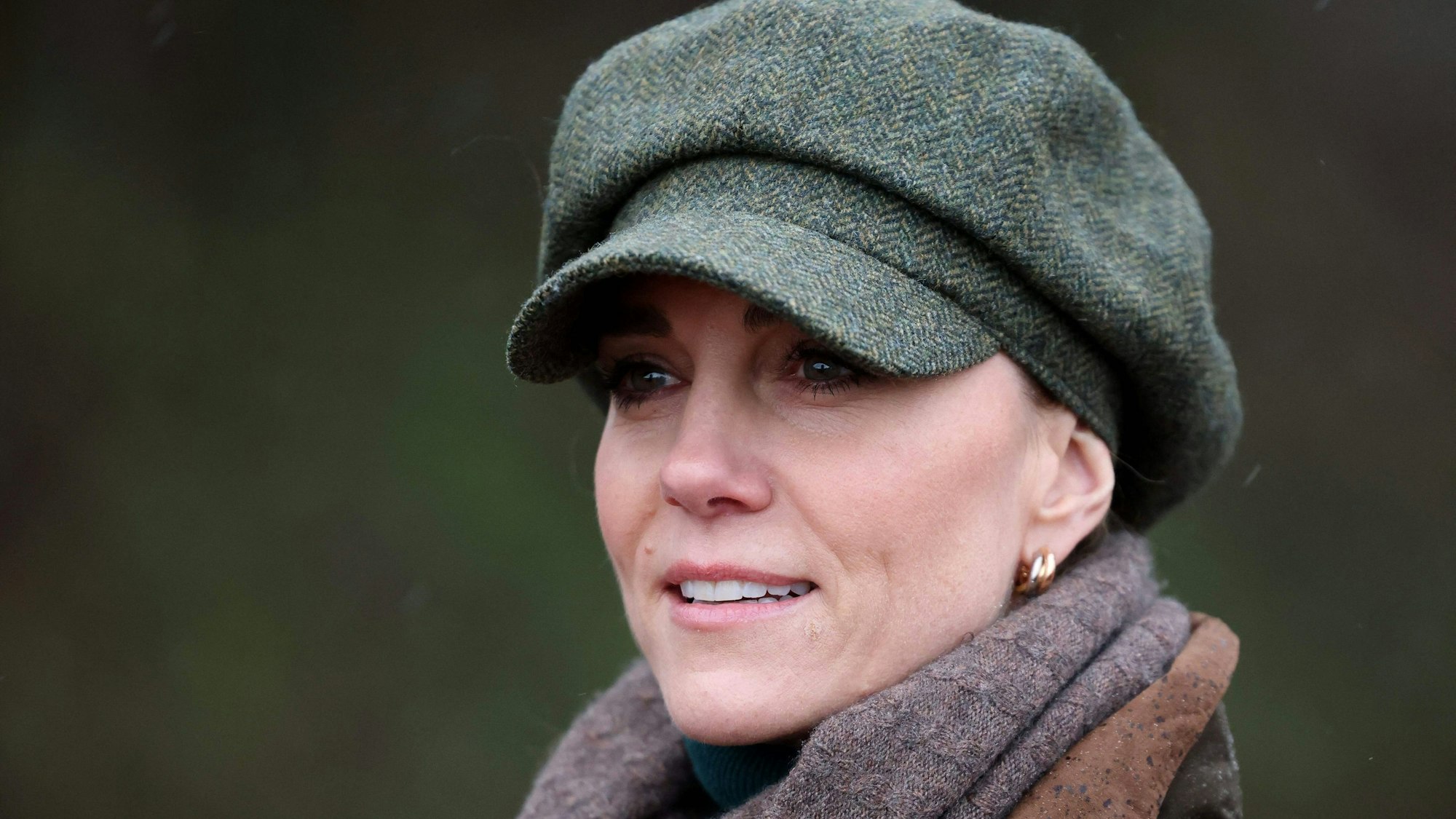 Prinzessin Kate schaut in die Ferne.