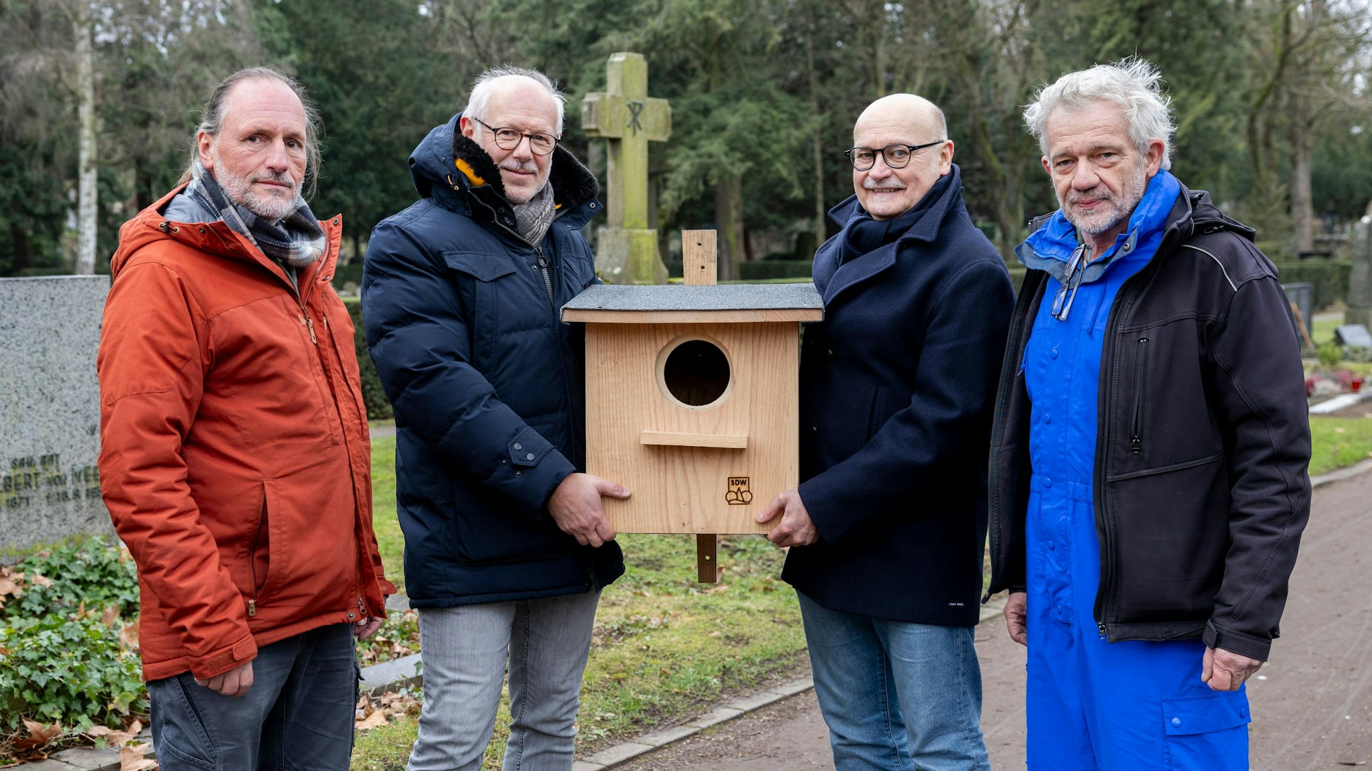 Carl Caspar, Theo Pagel, Jürgen Biskup und Robert Amsler mit einem der Nistkästen