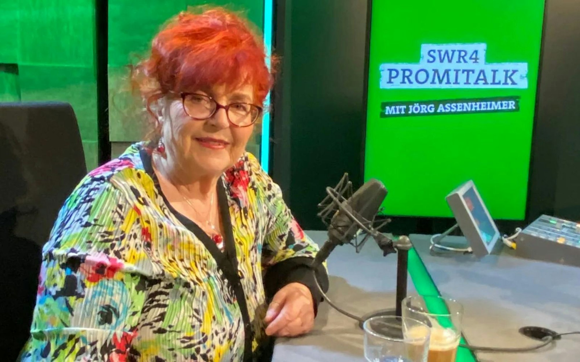 Vor der Kamera war Alice Hoffmann in den letzten Jahren eher selten zu sehen, mit Bühnenprogrammen wie „Torschlusspanik“ ist die gebürtige Koblenzerin bis heute unterwegs. (Bild: SWR)