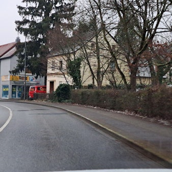Autos fahren auf der Bensberger Straße in Bergisch Gladbach-Heidkamp.