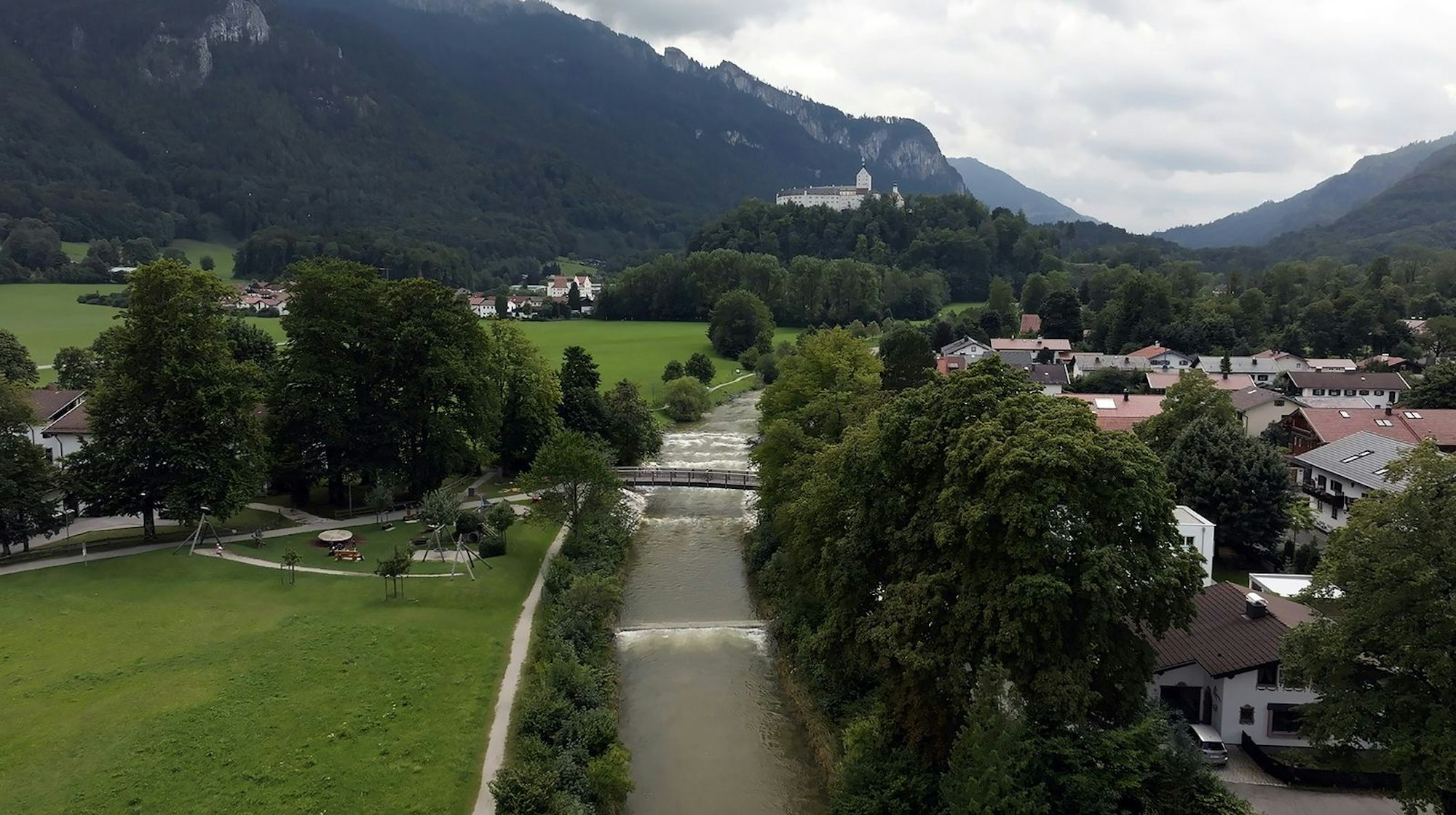 Hier, an der Prien, wurde am 3. Oktober Hanna W.s Leiche gefunden. Sie trieb rund zwölf Kilometer durchs Wasser. (Bild: NDR/Thomas Bresinsky)