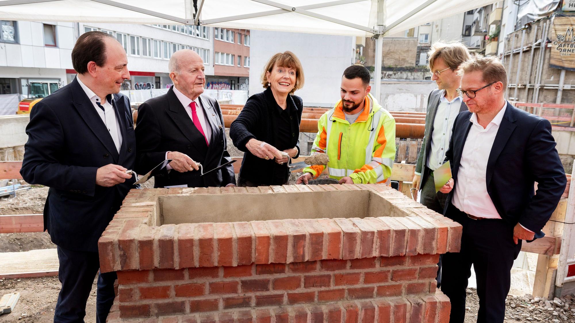 Grundsteinlegung für den Erweiterungsbau des Wallraf-Richartz-Museums.
Im Bild v.l.n.r. Dr. Marcus Dekiert, Peter Jungen, Henriette Reker, Christoph Gantenbein und Prof. Jürgen Marc Volm,
Foto: Michael Bause