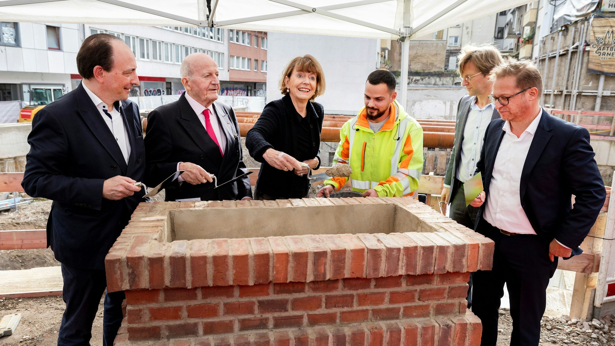 Grundsteinlegung für den Erweiterungsbau des Wallraf-Richartz-Museums.
Im Bild v.l.n.r. Dr. Marcus Dekiert, Peter Jungen, Henriette Reker, Christoph Gantenbein und Prof. Jürgen Marc Volm,
Foto: Michael Bause