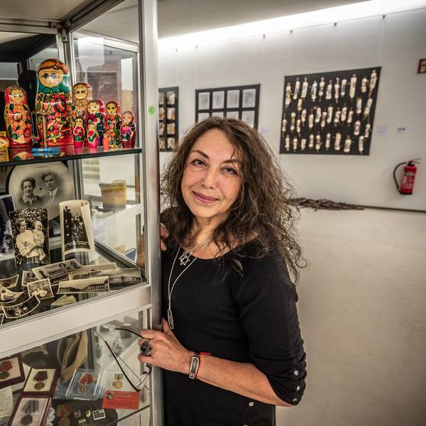 Vier Vitrinen voller Erinnerungsstücke von Kontingentflüchtlingen aus der Familie und dem Umfeld der Künstlerin Era Freidzon sind Teil der Ausstellung in der Galerie im Forum. Bild: Ralf Krieger