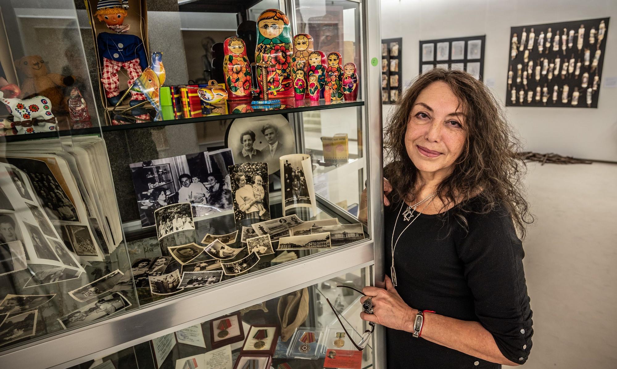 Vier Vitrinen voller Erinnerungsstücke von Kontingentflüchtlingen aus der Familie und dem Umfeld der Künstlerin Era Freidzon sind Teil der Ausstellung in der Galerie im Forum. Bild: Ralf Krieger