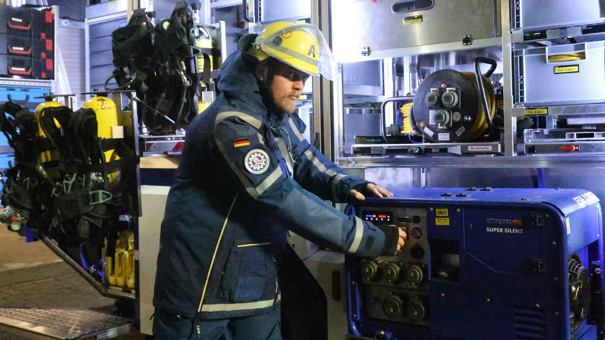 Der Waldbröler Cassian Feuerstein demonstriert, wie ein Stromaggregat aus dem Gerätekraftwagen bei einem Einsatz funktionieren würde.