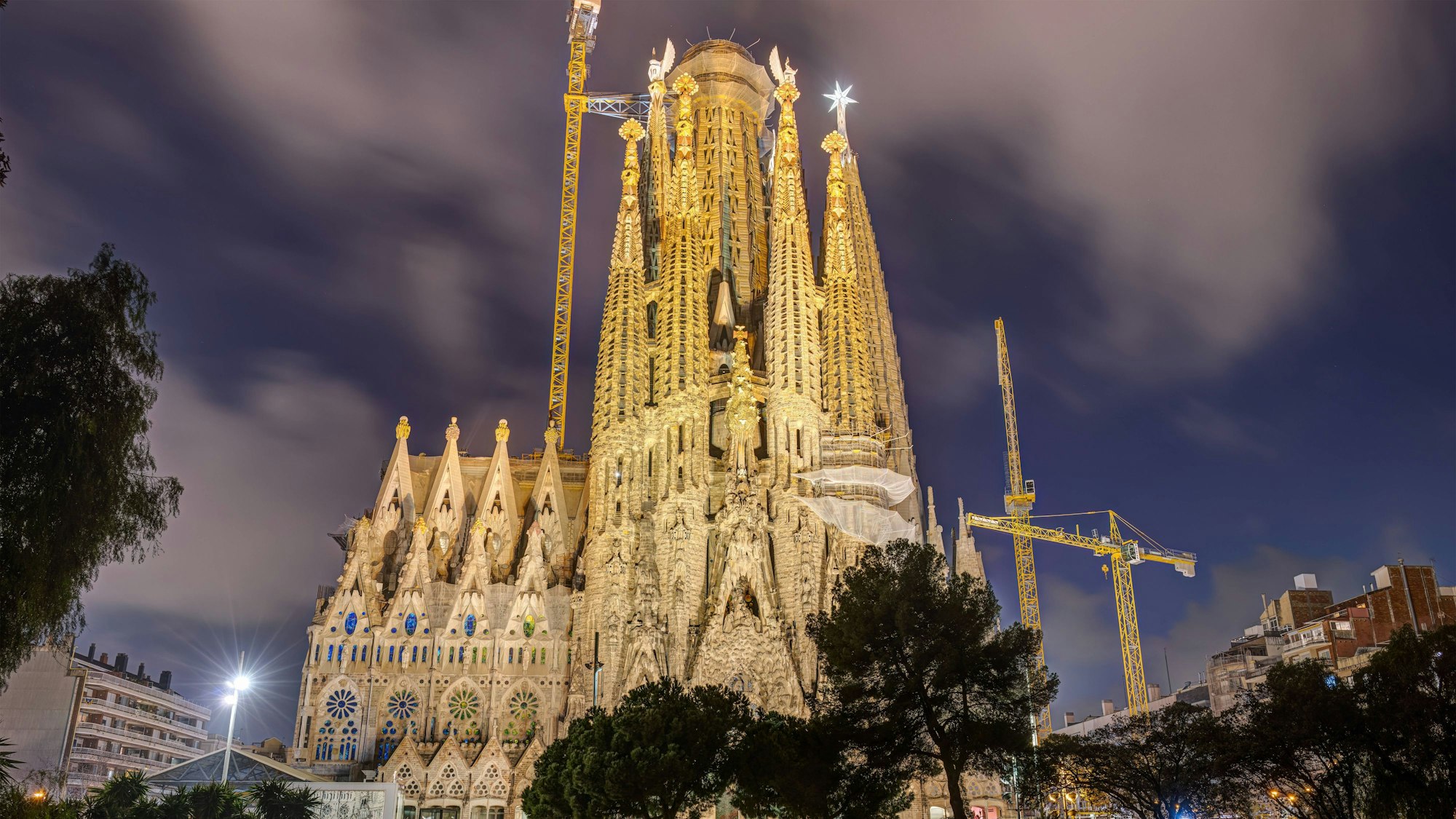 Das Bild zeigt die berühmte Kirche Sagrada Familia in Barcelona bei Nacht Foto: IMAGO/Zoonar