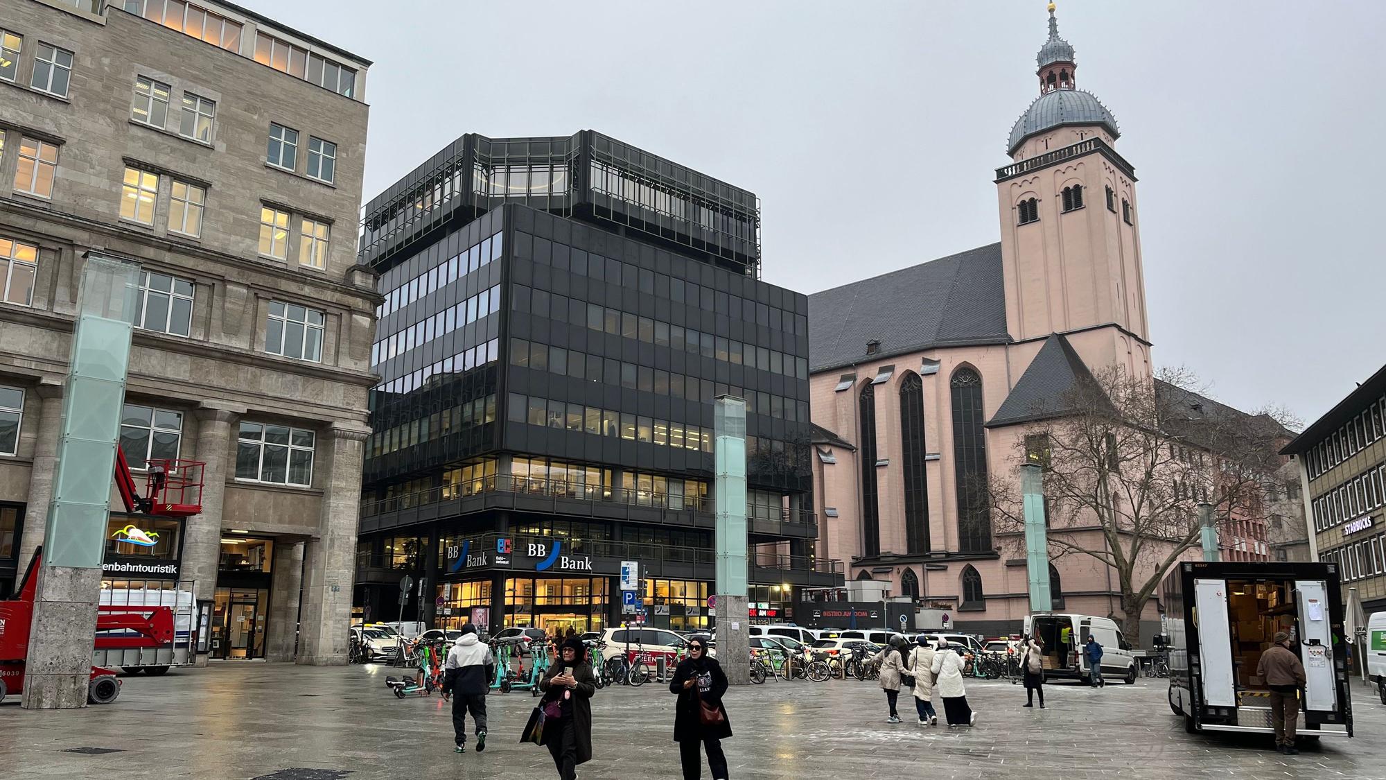 Das schwarze Gebäude ist das Rolex-Haus. Rechts daneben die katholische Kirche St. Mariä Himmelfahrt.
