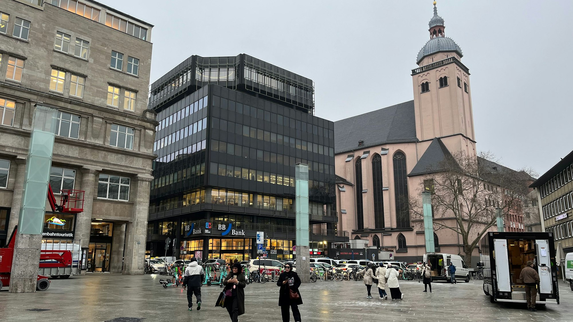 Das schwarze Gebäude ist das Rolex-Haus. Rechts daneben die katholische Kirche St. Mariä Himmelfahrt.