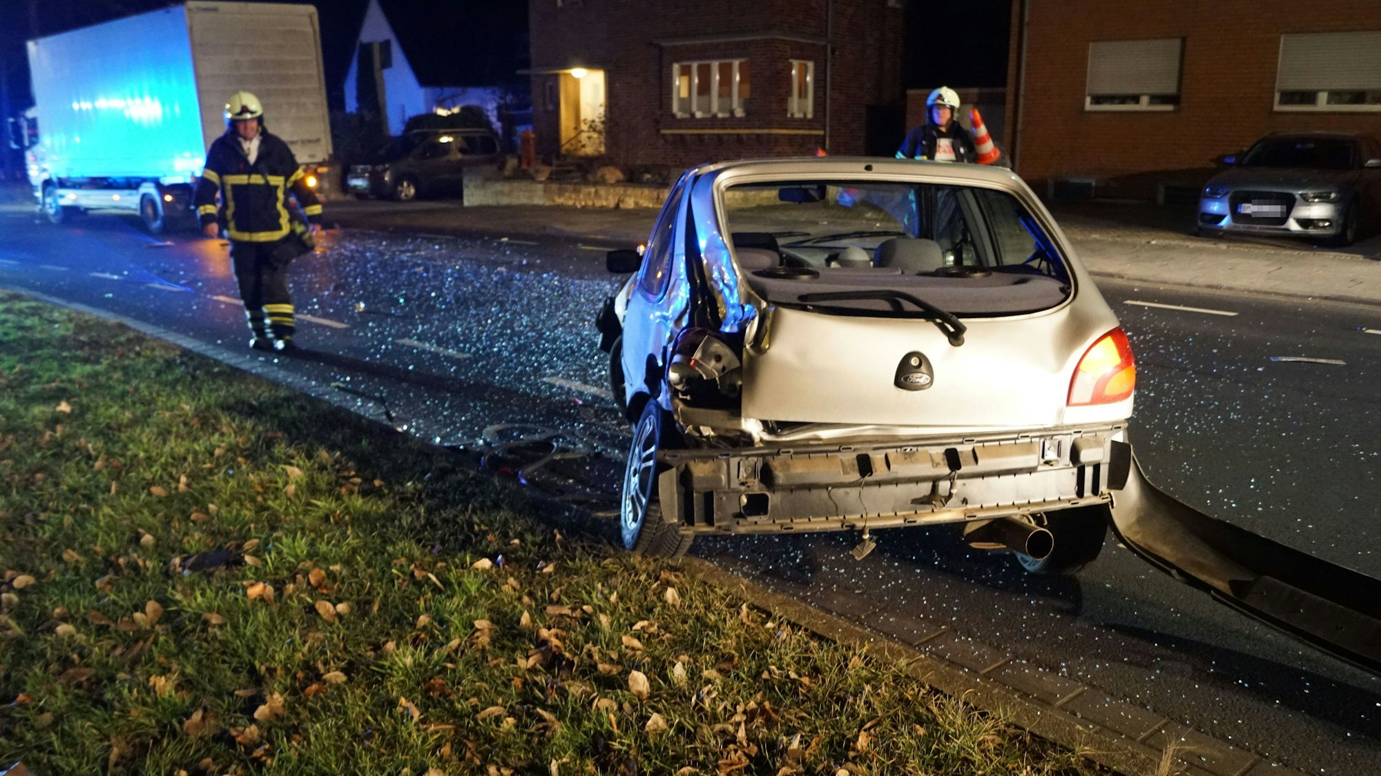 Das Bild zeigt den stark demolierten Ford Fiesta nach der Kollision mit dem Lkw.