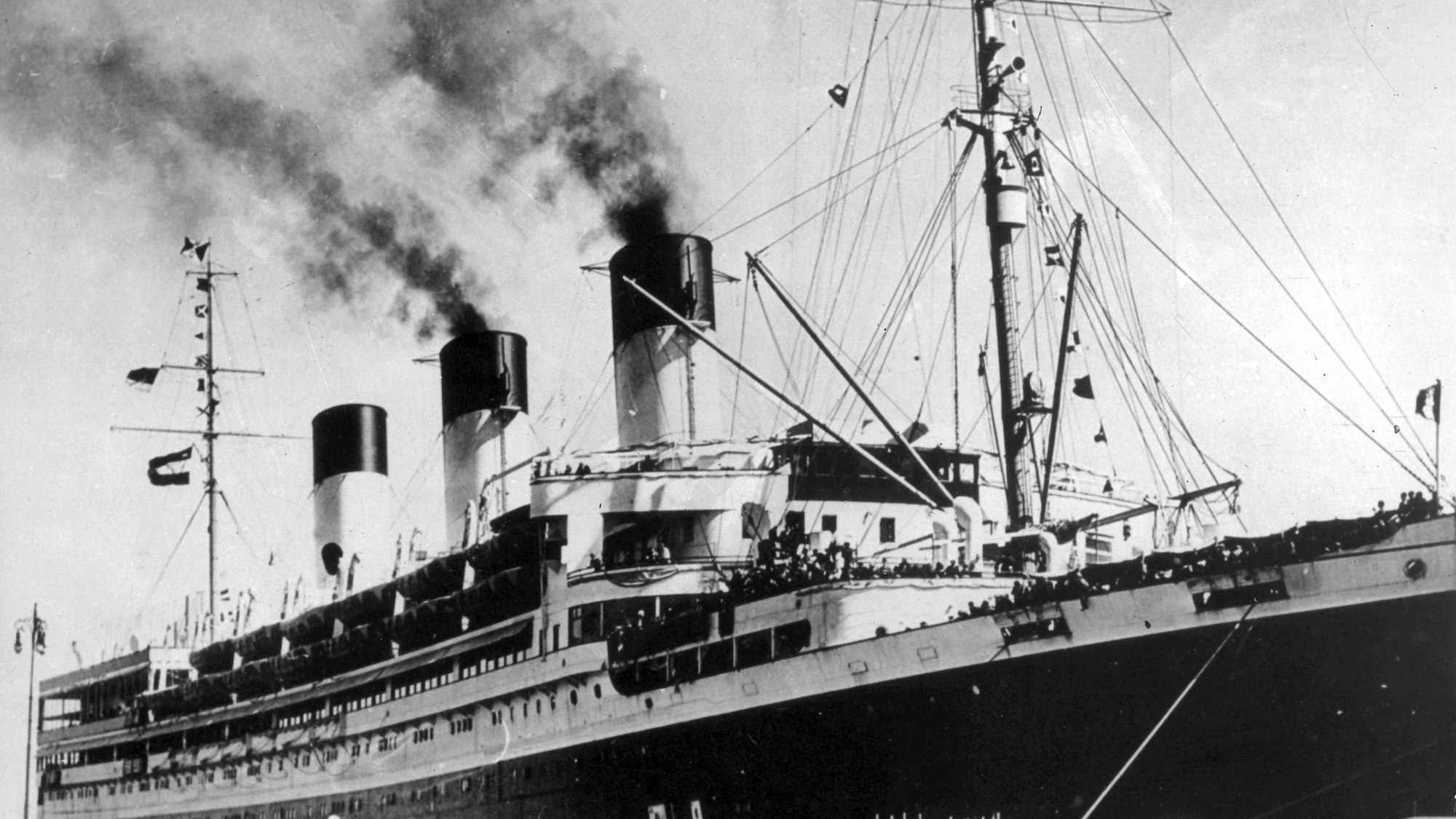 Die „Cap Arcona“ liegt in einem Hafen vor Anker. (Undatierte Aufnahme). Am 3. Mai 1945 bombardierten britische Flugzeuge drei Schiffe in der Lübecker Bucht, auf die die SS Tausende Gefangene aus Neuengamme gepfercht hatte. Bei dem Angriff aufgrund eines tragischen Irrtums der Briten starben 7000 Menschen.