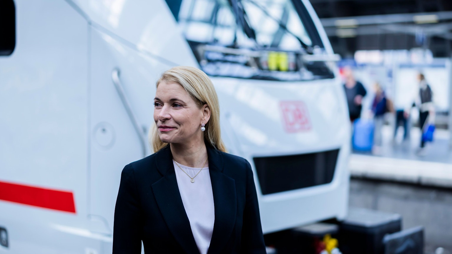 ARCHIV - 17.10.2025, Berlin: Evelyn Palla, Vorstandsvorsitzende der DB, steht vor dem neuen ICE L der Deutschen Bahn am Berliner Ostbahnhof. (zu dpa: «Bahn stoppt Baustellen zu Weihnachten – mehr Züge im Einsatz») Foto: Christoph Soeder/dpa +++ dpa-Bildfunk +++