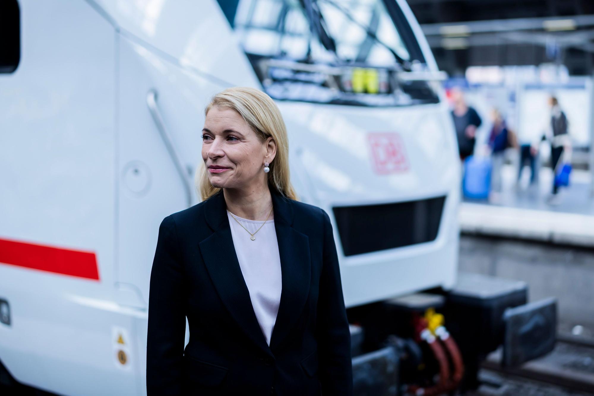 ARCHIV - 17.10.2025, Berlin: Evelyn Palla, Vorstandsvorsitzende der DB, steht vor dem neuen ICE L der Deutschen Bahn am Berliner Ostbahnhof. (zu dpa: «Bahn stoppt Baustellen zu Weihnachten – mehr Züge im Einsatz») Foto: Christoph Soeder/dpa +++ dpa-Bildfunk +++