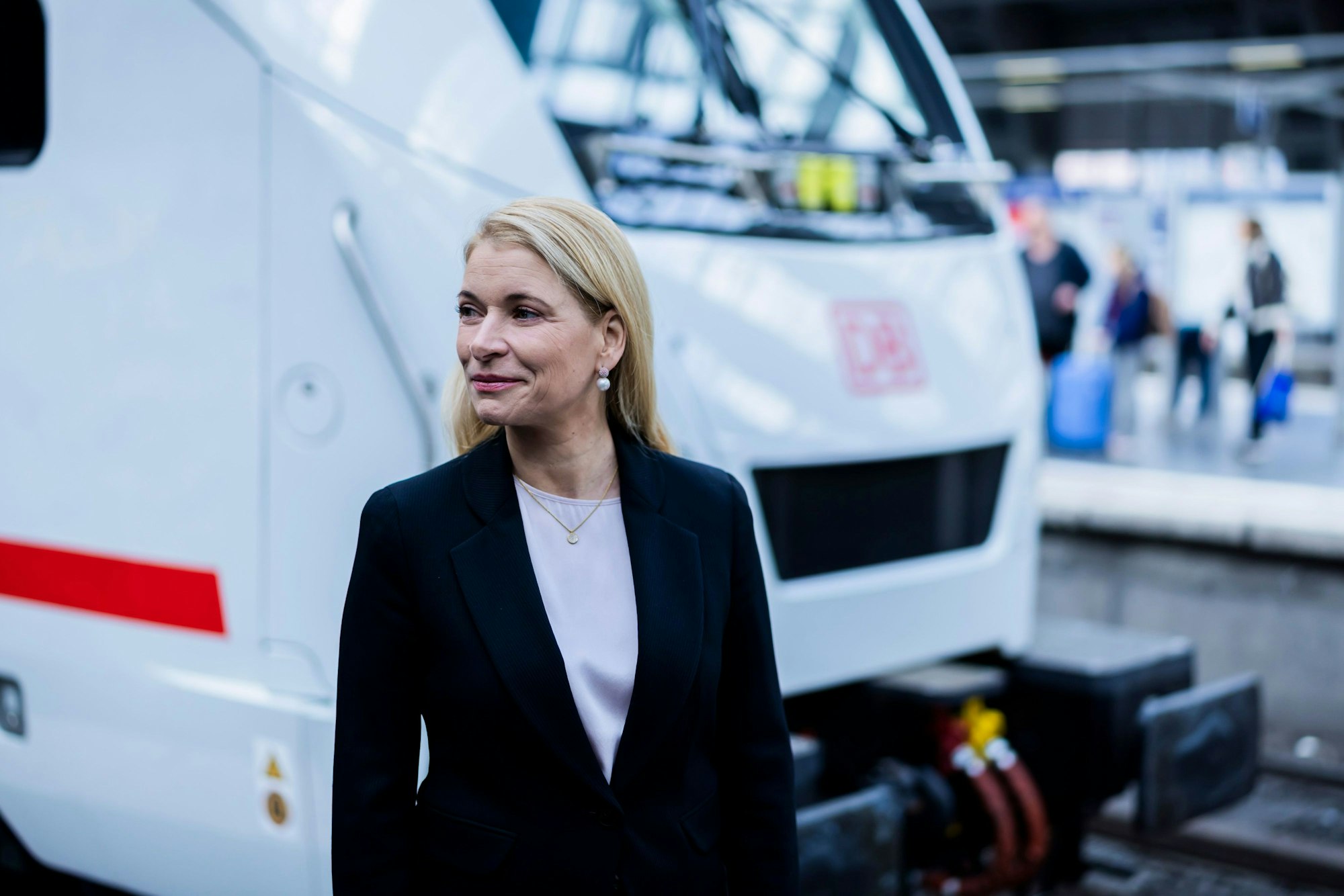 ARCHIV - 17.10.2025, Berlin: Evelyn Palla, Vorstandsvorsitzende der DB, steht vor dem neuen ICE L der Deutschen Bahn am Berliner Ostbahnhof. (zu dpa: «Bahn stoppt Baustellen zu Weihnachten – mehr Züge im Einsatz») Foto: Christoph Soeder/dpa +++ dpa-Bildfunk +++