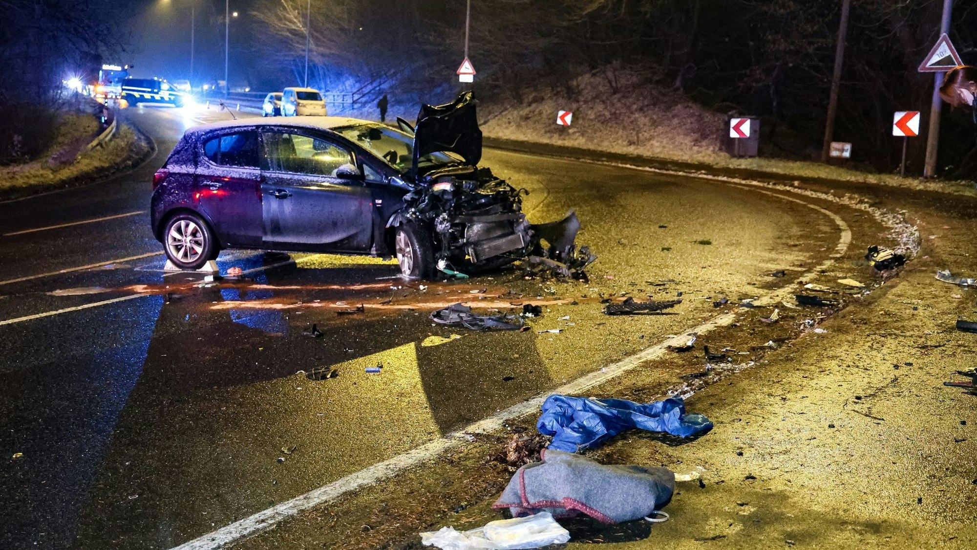 Bei dem Unfall wurden drei Menschen schwer verletzt.