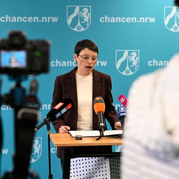 Josefine Paul (Bündnis 90/Die Grünen) Ministerin für Integration in Nordrhein-Westfalen, erklärt in ihrem Ministerium ihren Rücktritt.