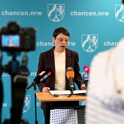 Josefine Paul (Bündnis 90/Die Grünen) Ministerin für Integration in Nordrhein-Westfalen, erklärt in ihrem Ministerium ihren Rücktritt.