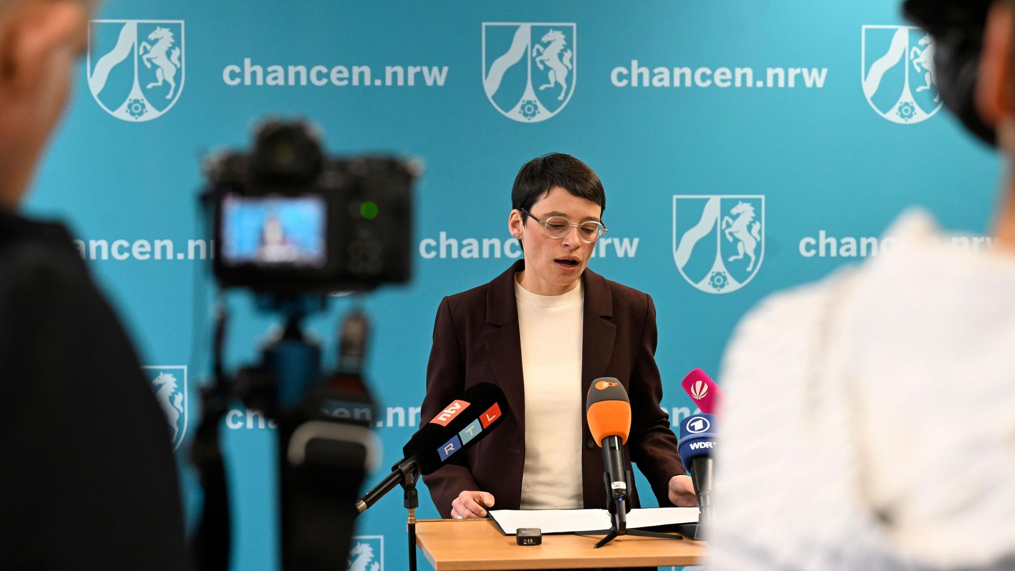 Josefine Paul (Bündnis 90/Die Grünen) Ministerin für Integration in Nordrhein-Westfalen, erklärt in ihrem Ministerium ihren Rücktritt.