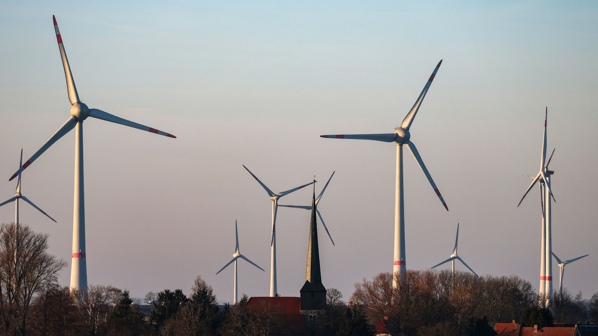 In Ruppichteroth und Eitorf sollen Windräder entstehen. Ein Antrag für einige Windräder wurden jedoch zurückgezogen. (Symbolbild)