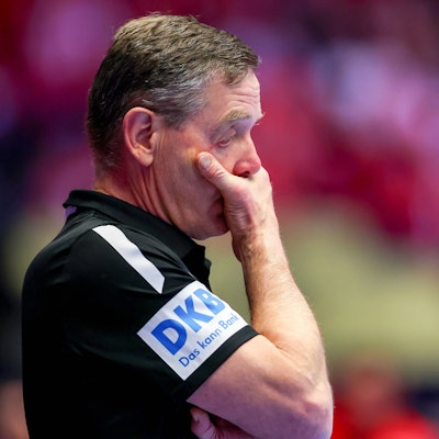 Trainer Alfred Gislason verzieht das Gesicht.