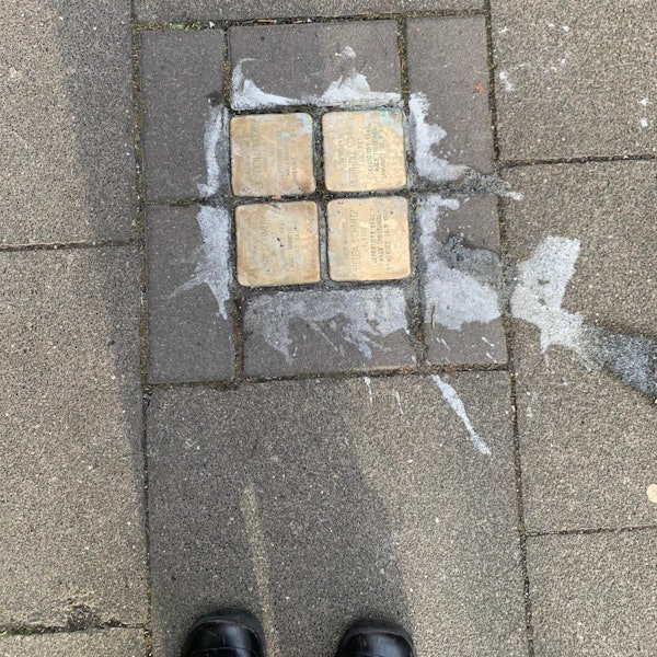 Mehrere Stolpersteine, hier schon teilweise gereinigt, wurden im Januar dieses Jahres mit einer weißen Flüssigkeit übergossen.Wer hier schmiert, beschmutzt nicht „Metall“, sondern Biografien: Menschen, die vertrieben, deportiert, ermordet wurden