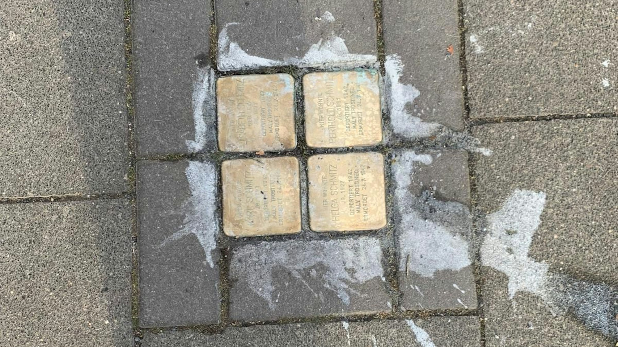 Mehrere Stolpersteine, hier schon teilweise gereinigt, wurden im Januar dieses Jahres mit einer weißen Flüssigkeit übergossen.Wer hier schmiert, beschmutzt nicht „Metall“, sondern Biografien: Menschen, die vertrieben, deportiert, ermordet wurden