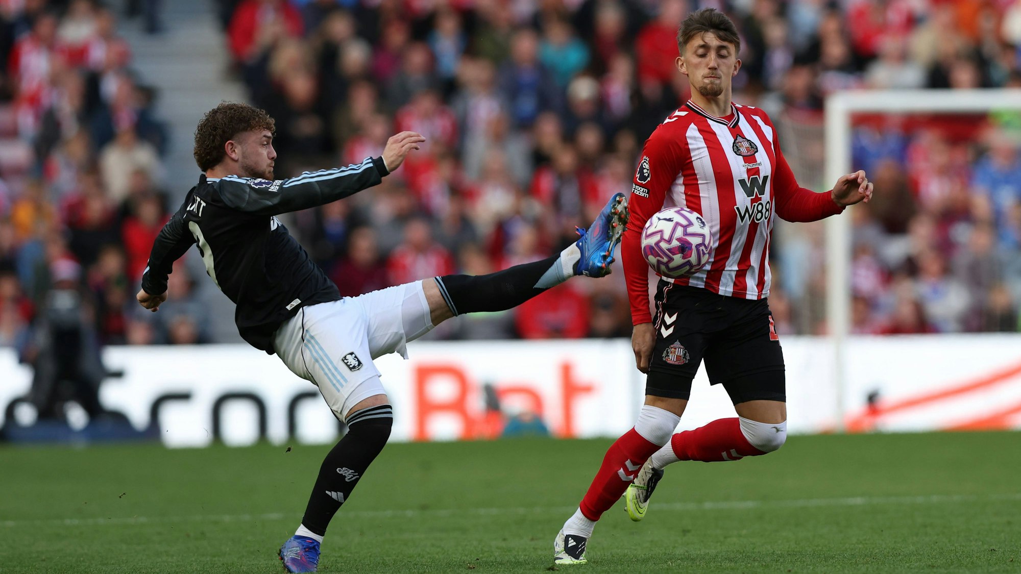 Dan Neil (r.) vom AFC Sunderland im Zweikampf