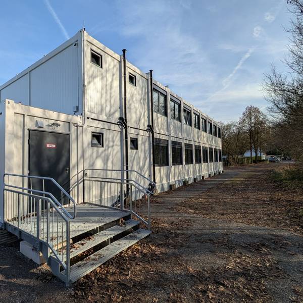 Das Foto zeigt den zweigeschossigen Modulbau am Friedhof in Berrenrath.