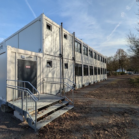 Das Foto zeigt den zweigeschossigen Modulbau am Friedhof in Berrenrath.