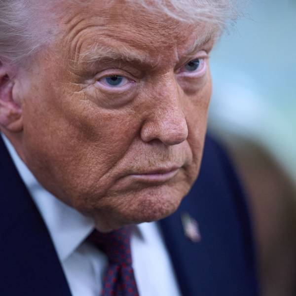 US-Präsident Donald Trump spricht mit Reportern an Bord der Air Force (Archivbild)