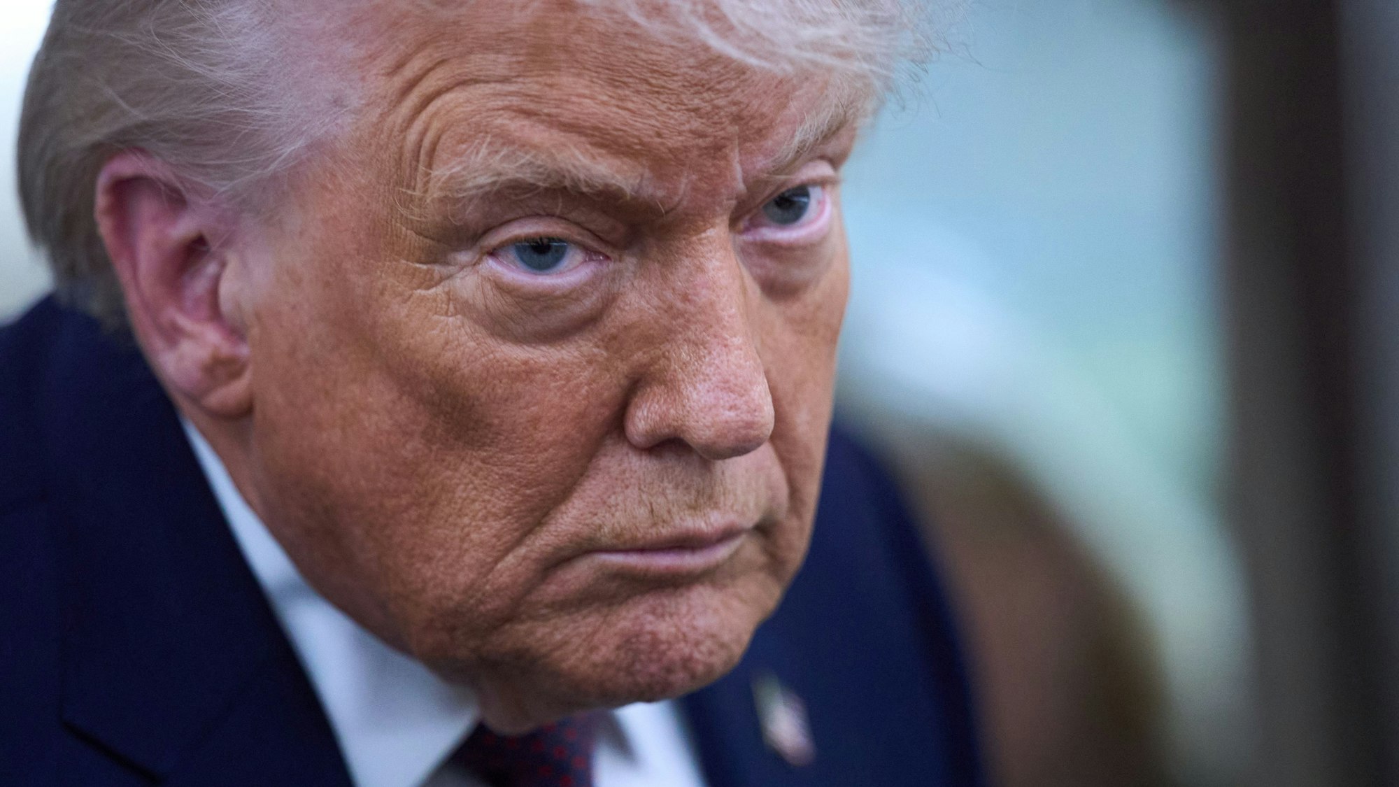 US-Präsident Donald Trump spricht mit Reportern an Bord der Air Force (Archivbild)