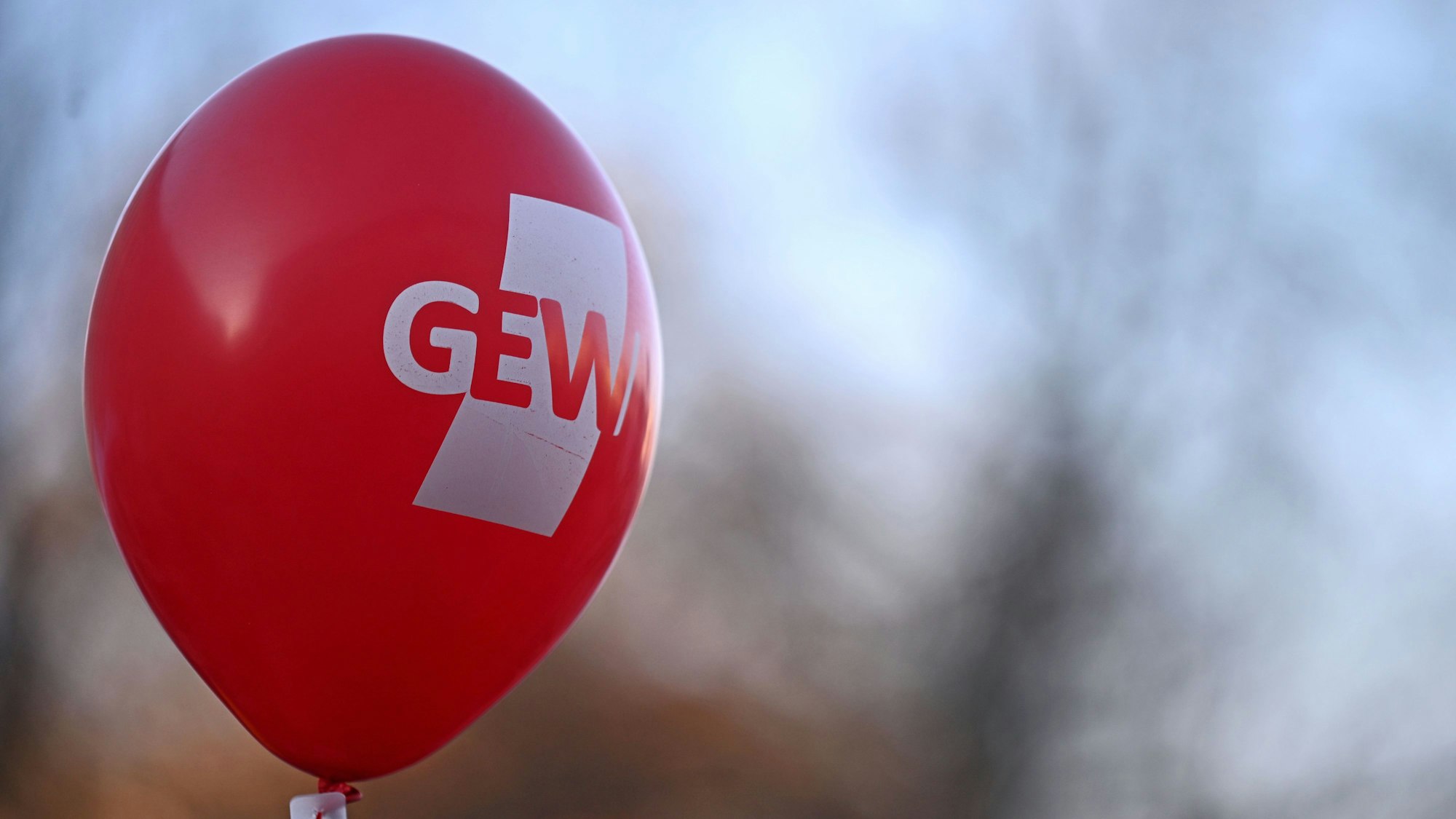Ein Ballon der GEW bei einer Demonstration. (Symbolfoto)
